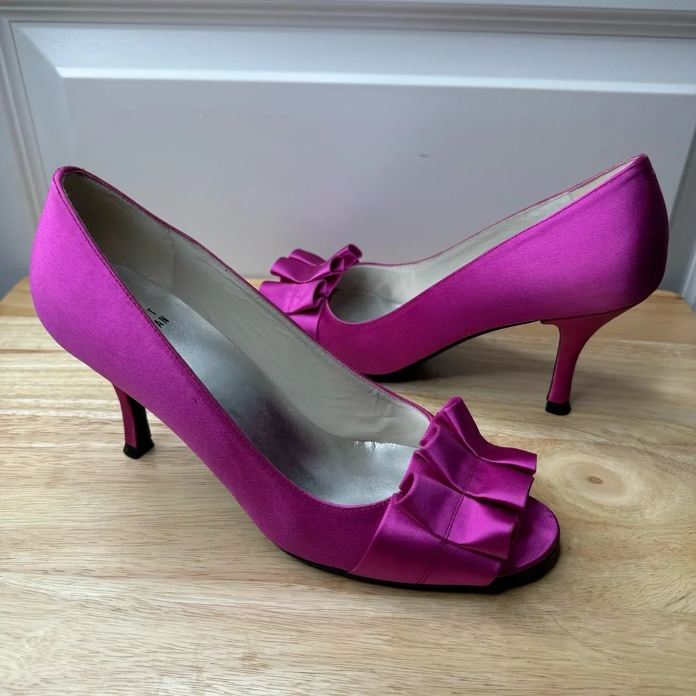 Stuart Weitzman Gigiritz Magenta Satin Peep Toe Pump Suze 8.5 Narrow